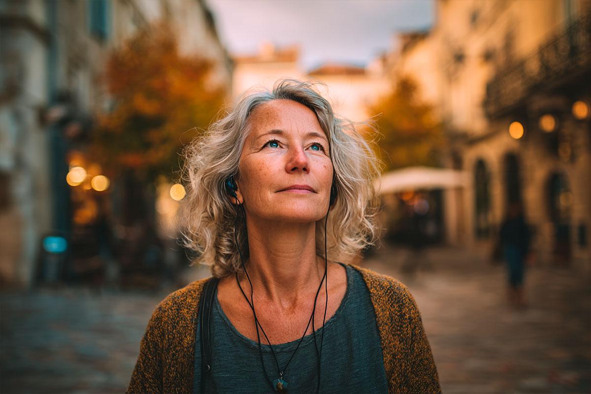 Mujer en la etapa de menopausia cruzando un puente